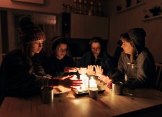 Свет будут выключать дважды в день: ДТЭК обнародовал графики отключений на 31 октября