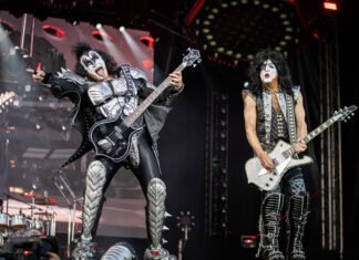 Потерял сознание за рулем: фронтмен группы Kiss попал в ДТП