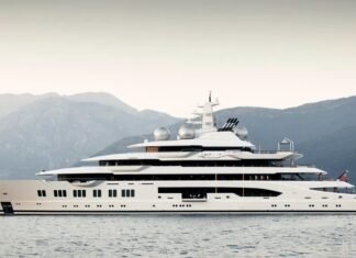 США пустили с молотка суперъяхту российского олигарха Керимова