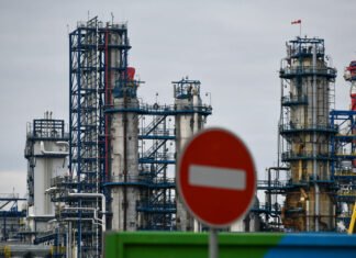 Bloomberg: Европарламент рассмотрит возможность запрета российской нефти уже с 2026 года