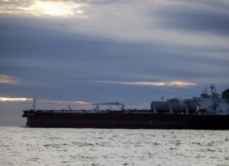 Возле Малайзии впервые заметили редкую перевалку российского подсанкционного LNG в море