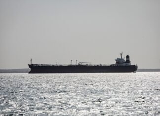 Bloomberg: Атаки дронов по НПЗ заставили Россию экспортировать нефть на грани возможностей