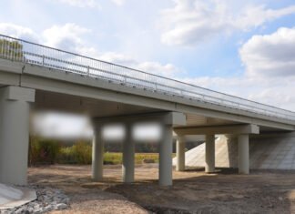 В прифронтовых регионах восстановили еще два стратегических моста, разрушенных россиянами