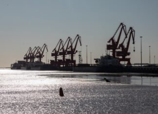 Китай хочет увеличить запасы сырой нефти и строит дополнительные резервуары – Reuters