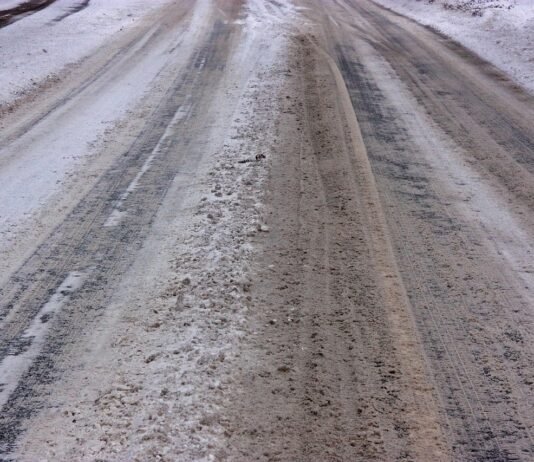 Киевского чиновника подозревают в завышении цены на 1,4 млн грн при закупке соли для дорог