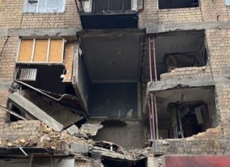 В Киеве обвалилась часть дома, поврежденного обстрелом в июле – фото