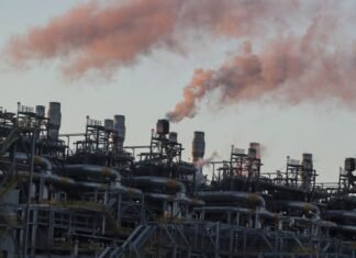 «Санкции толкают в объятия». Россия стала основным поставщиком нафты в Венесуэлу