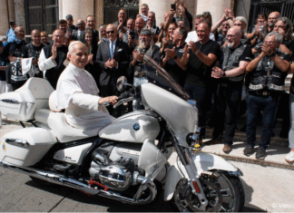 Эксклюзивный мотоцикл папы Римского ушел с молотка за 156 000 евро – фото