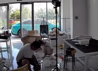 В Китае электрокар Xiaomi сам завелся и уехал от хозяина (видео)