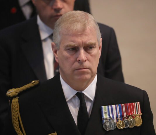 Принц Эндрю отказался от всех титулов и наград: причиной стал громкий скандал — что известно