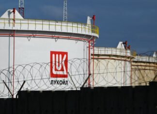 Санкции не действуют: «Лукойл» продает свои иностранные активы, — заявление компании