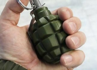 В Запорожской области мужчина угрожал односельчанам гранатой: требовал подвезти, ворвался в домовладение и взорвал боеприпас