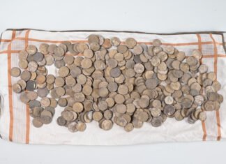 Скрывал тайну 8 лет: поисковик рассказал властям, где нашел клад и избежал наказания (фото)