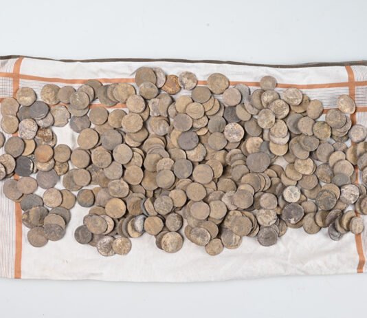 Скрывал тайну 8 лет: поисковик рассказал властям, где нашел клад и избежал наказания (фото)