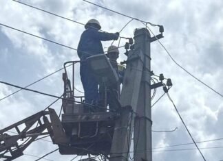 В Запорожской области энергетики проложили 15 километров линий электропередач для питания прифронтовых громад