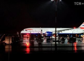 В США экстренно посадили самолет из-за стука в дверь: почему пилоту пришлось извиняться