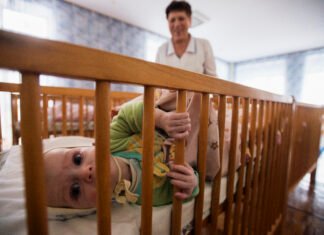 В Украине повышают размер соцпомощи для приемных семей: детали