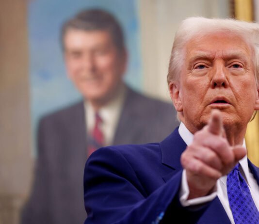 «Оставьте все как есть»: Трамп рассказал, действительно ли побудил Зеленского отдать Донбасс России (видео)