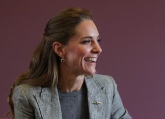 Кейт Миддлтон вышла в свет в «старом» костюме (фото)