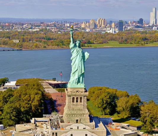 «Шатдаун» в США: факел Статуи Свободы может погаснуть