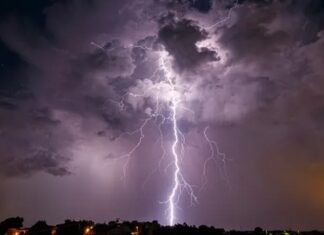 Часть Кривого Рога без света из-за удара молнии (видео)