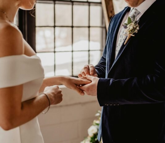 Жених изменил женщине с соседкой перед свадьбой: 8 лет спустя продолжается расплата (фото)