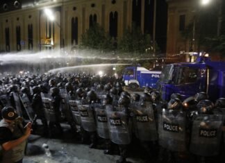 Протесты в Грузии переросли в стычки со спецназом, людей разогнали водометами