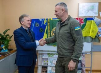 Кличко обсудил с послами восстановление поврежденных обстрелами домов в Киеве