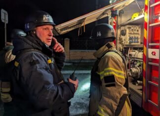 Россияне атаковали Чернигов: на одном из предприятий загорелся автомобиль