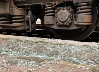 РФ нанесла новый удар по Сумах, повреждены вокзал и вагоны (фото)