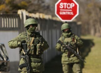В Крыму россияне разбирают списанные авто из-за нехватки техники: «Атэш» разоблачил ремонтную базу