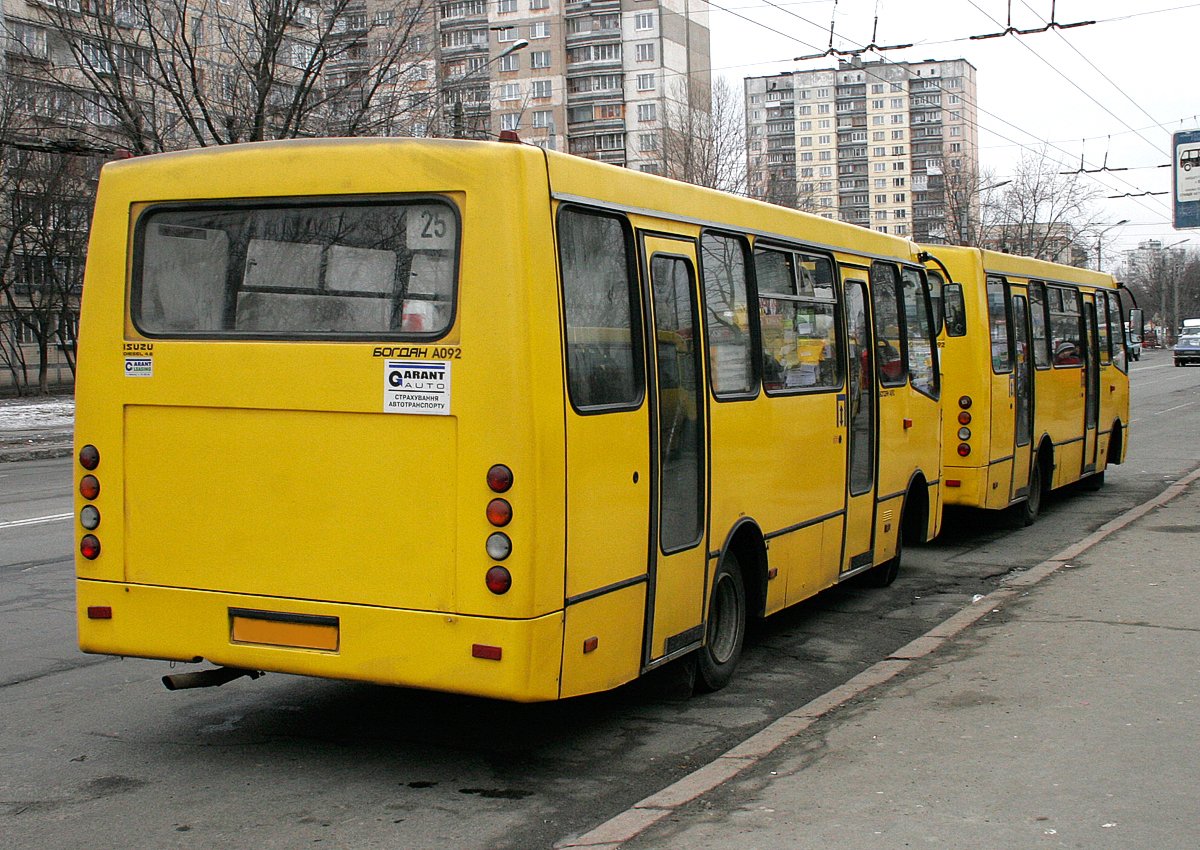 В результате обстрела в Киеве повреждено 70 маршрутных такси: маршруты изменены