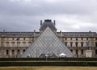 Лувр повысил стоимость билетов на 45% для туристов из стран, не входящих в ЕС
