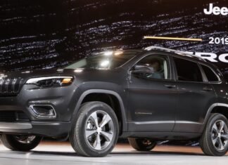 Владельцам Jeep SUV посоветовали не парковаться в гаражах: могут загореться