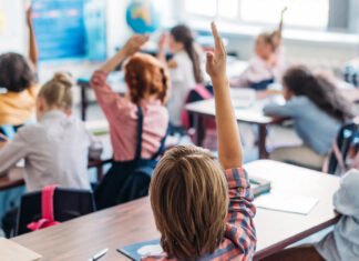 «Пакунок школяра». Семьи получили почти 1 млрд грн, больше всего тратят на детскую одежду