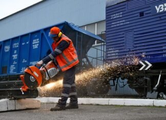 Укрзалізниця получила спецтехнику для восстановления инфраструктуры после атак РФ – фото
