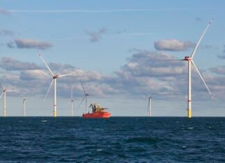 В Германии запустили первую турбину крупнейшей в стране оффшорной ВЭС – фото