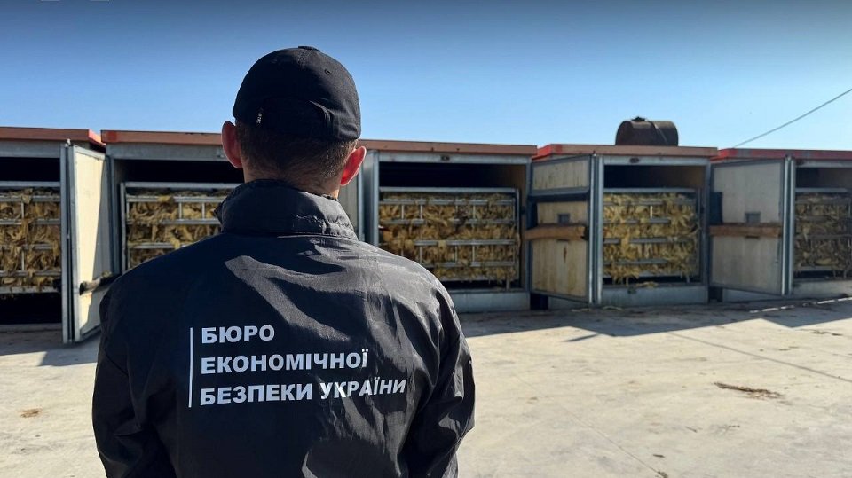На Буковине нашли подпольный табачный цех: владелец агрофирмы получил подозрение – фото, видео