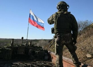 Имитируют оккупацию: россияне в Купянске «подсвечивают» себя для дронов ВСУ, размахивая триколорами