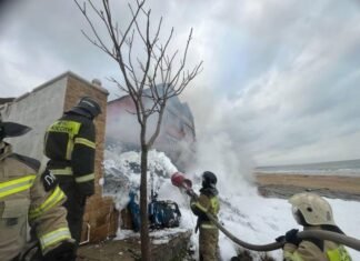 В РФ вертолет рухнул на жилой дом: много пострадавших (видео)