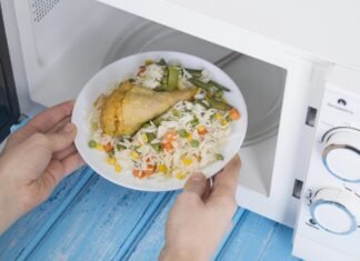 Что микроволновка делает с едой на самом деле: ученые дали объяснение