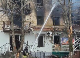 В Запорожской области из-за обстрелов горели пятиэтажка и авто: есть погибший
