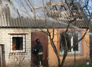 В Запорожском районе обстрелы привели к возгоранию дачного дома и хозяйственного сооружения