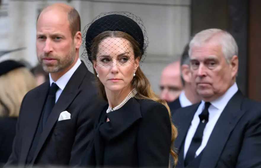 «Довел до исступления»: Эндрю разозлил принца Уильяма грубым комментарием о Кейт Миддлтон