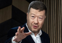 В Чехии сорвали украинский флаг: кто такой Окамура и что это значит