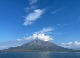 С молниями и столбом пепла: в Японии извергнулся самый активный вулкан (видео)