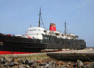 Журналистка села на корабль, стоящий в доке 40 лет, и узнала, почему его называют проклятым