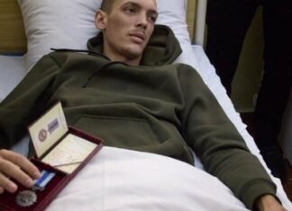 Зеленский посетил раненых защитников в запорожской больнице и наградил военных и медиков