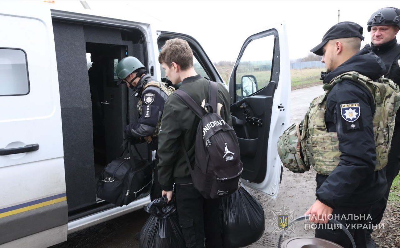 Из двух районов Запорожской области правоохранители эвакуировали ребенка и семерых взрослых