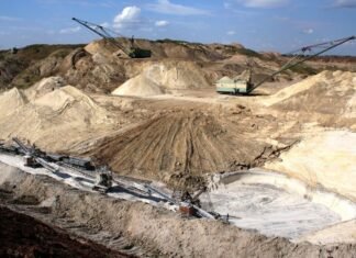 Компания Ахметова покупает еще две лицензии на месторождения глины на Закарпатье